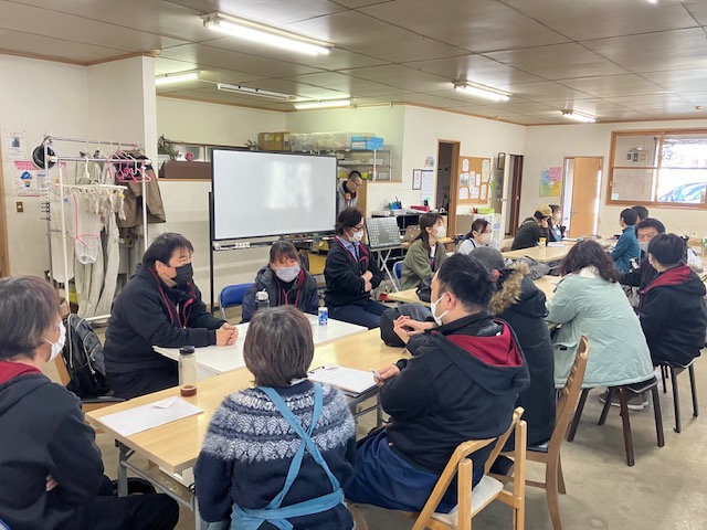 本日は月に1度の職員会議の日です